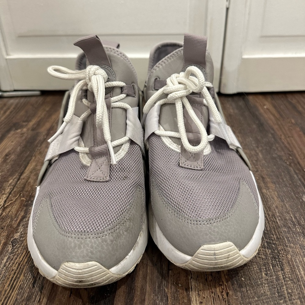 Women’s Nike Huarache City Low grey and white tennis shoes! - Picture 4 of 5